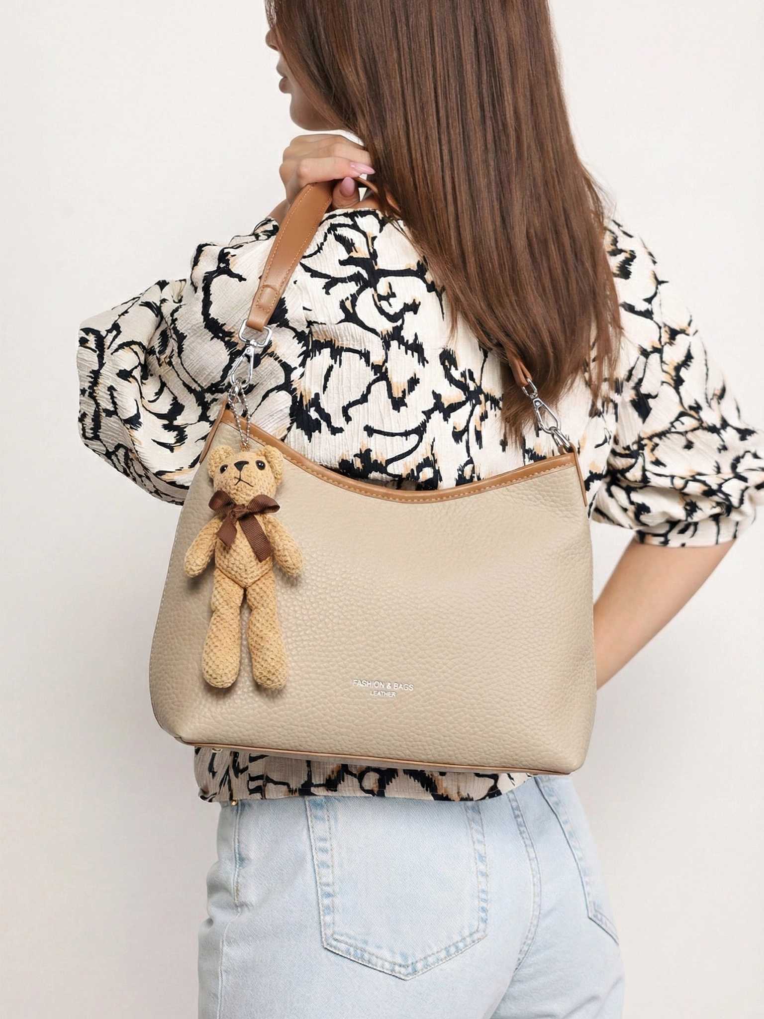 Сумка-кроссбоди  с декоративным брелком в ассортименте